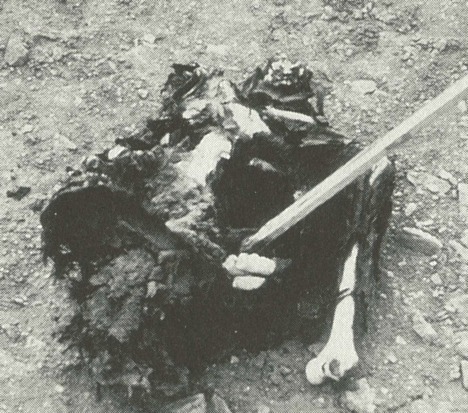 A sorcery package in which a victim's clothing and photograph were intentionally wrapped together with human bones in a cemetery. This action is part of the magic that binds the victim's soul to that of the ánima, or soul, of the deceased.