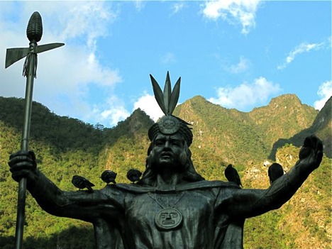 Statue of Pachacuti Inca holding a suntur paucar in his right hand.