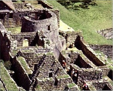 The inti watana at Machu Picchu is an example of an usnu dedicated to the hanaqp